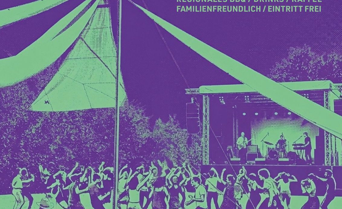 Tanzende Menschen unter Sonnensegeln und vor einen Bühne