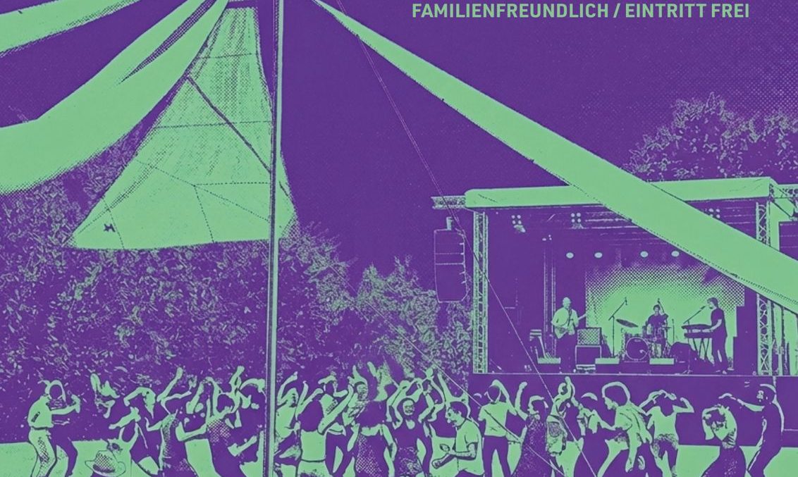 Tanzende Menschen unter Sonnensegeln und vor einen Bühne